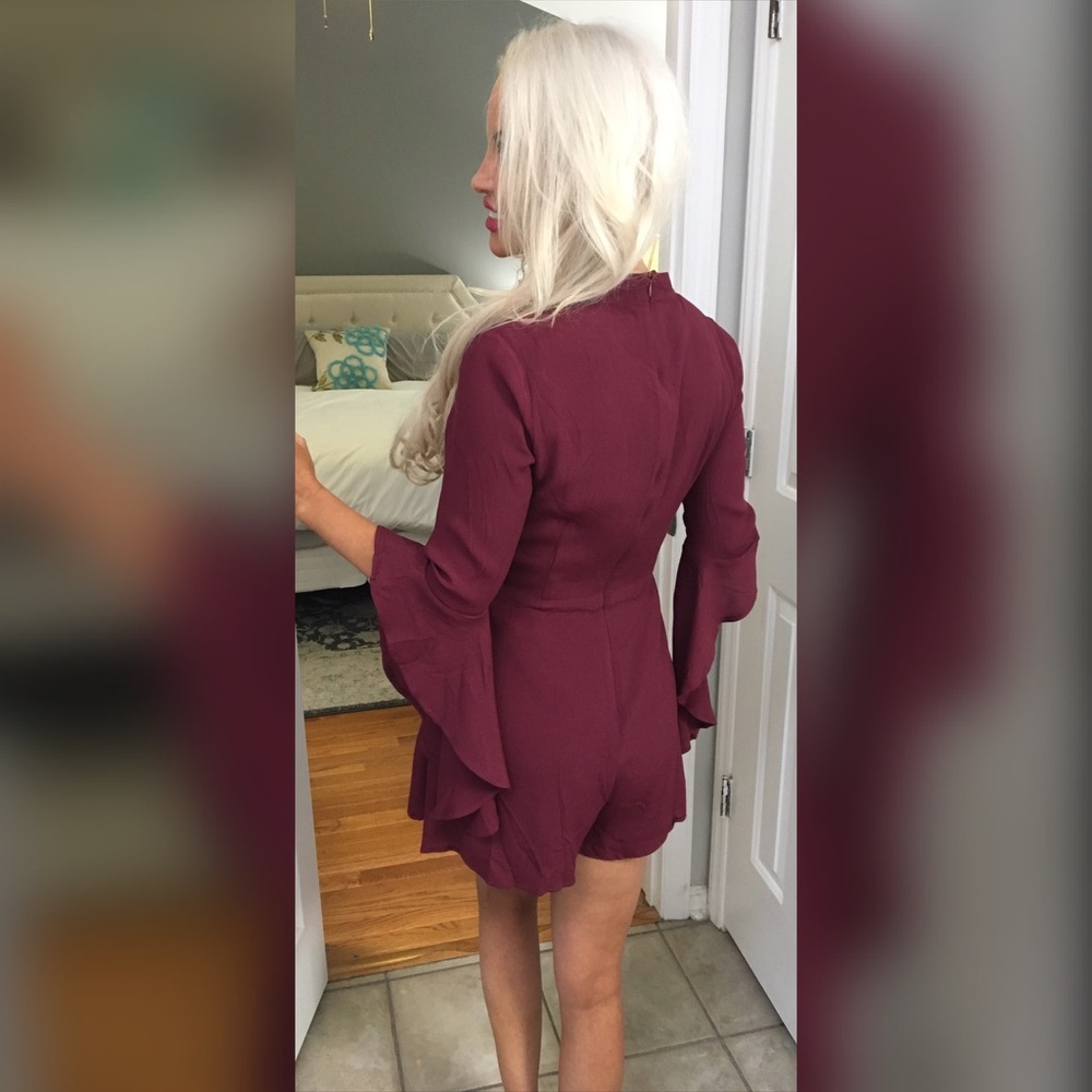 ❤️SALE!!  LAST 1! Bell Sleeves Criss Cross Romper! - Picture 3 of 4
